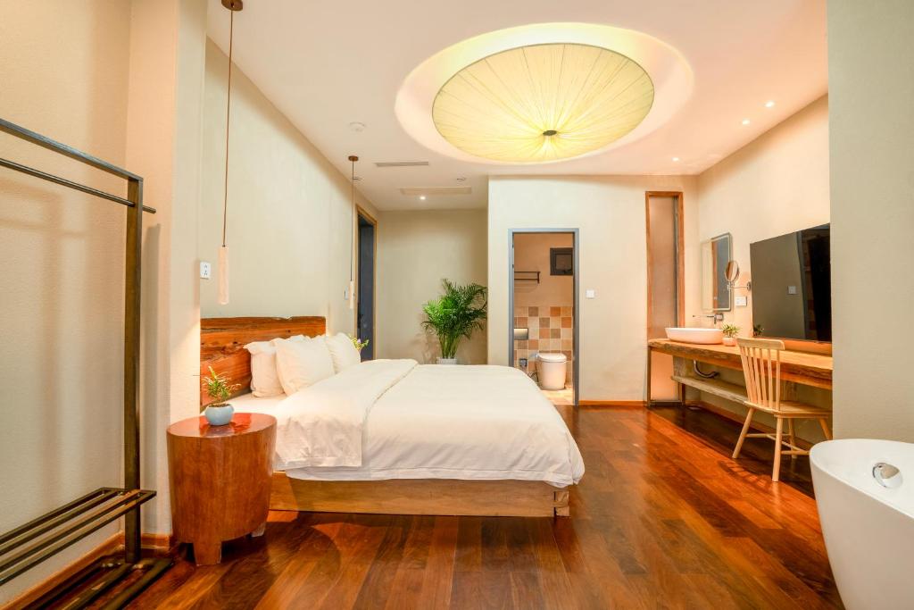 Postel nebo postele na pokoji v ubytování Xianxiuju Garden Courtyard B&B