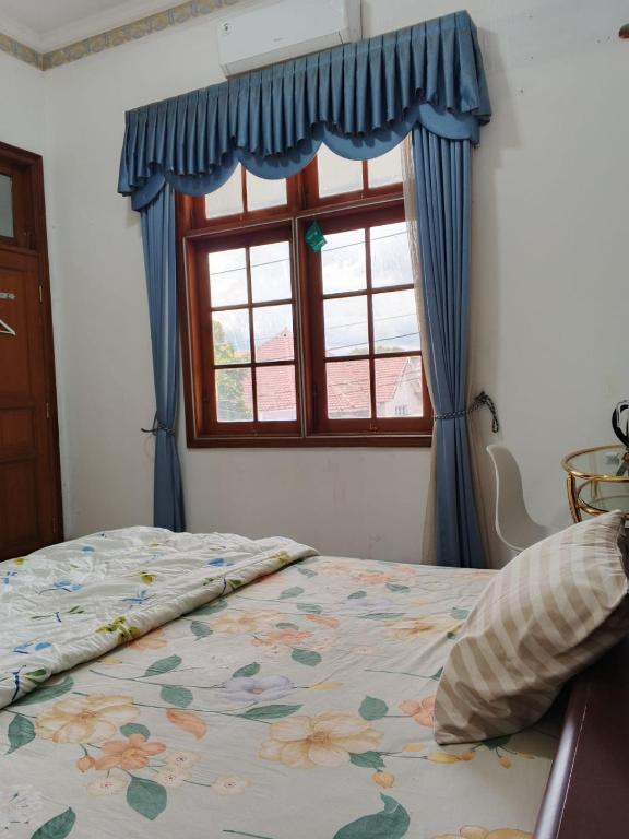 Postel nebo postele na pokoji v ubytování Bimo Inn Malioboro