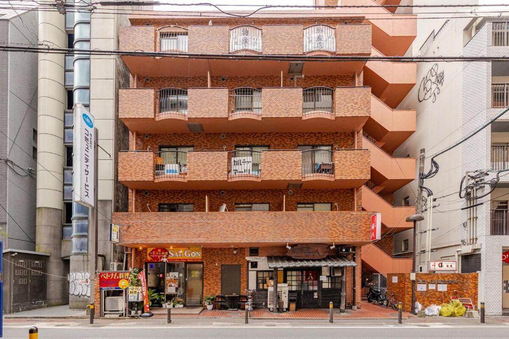 福岡市にある飲み放題カラオケお菓子食べ放題付元飲食店のエンターテイメント物件大人数可天神駅徒歩5分の通路角の建物