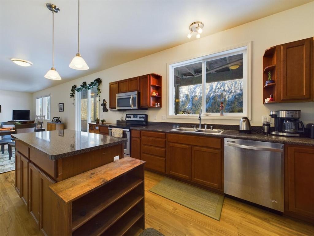 Gallery image of Ocean Views Huge Deck Walk to Beach, Trails in Douglas