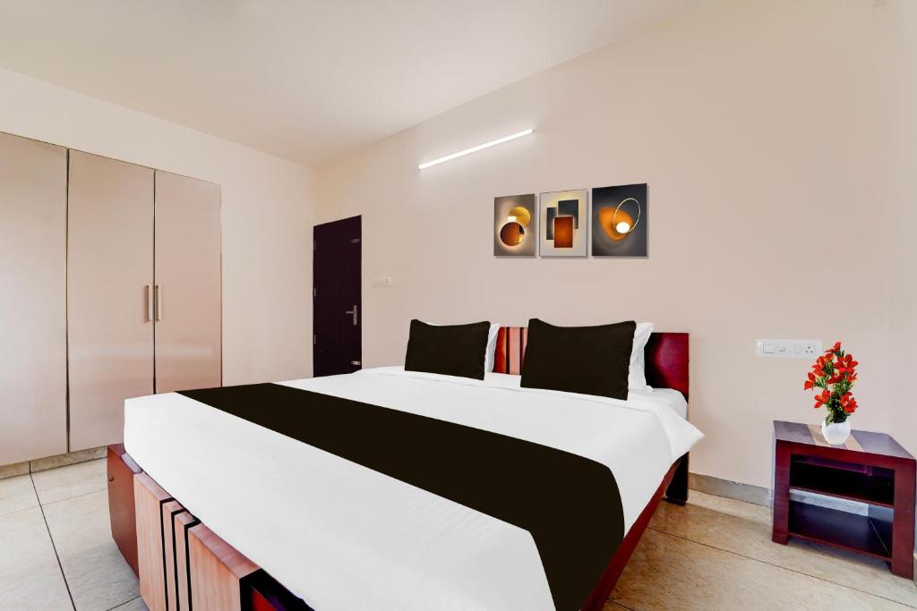 Postel nebo postele na pokoji v ubytování Super Townhouse Kalady Near Airport