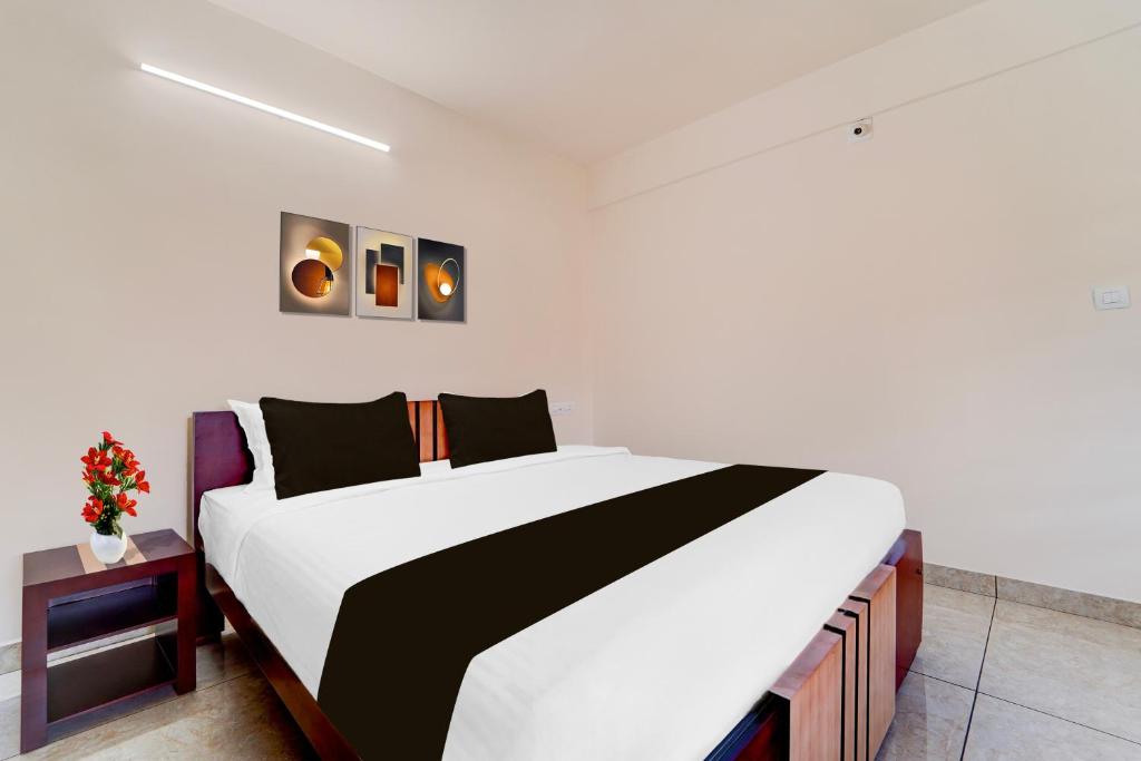 Postel nebo postele na pokoji v ubytování Super Townhouse Kalady Near Airport