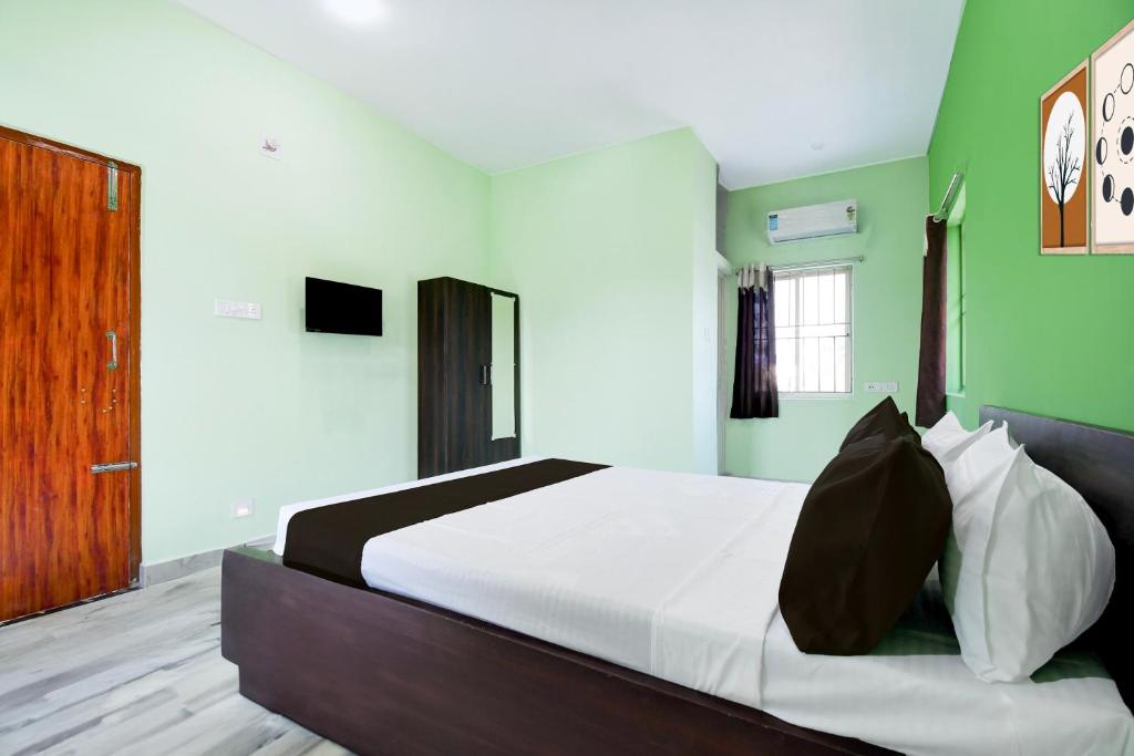 Postel nebo postele na pokoji v ubytování Hotel O Bhubaneshwar Near ITER College