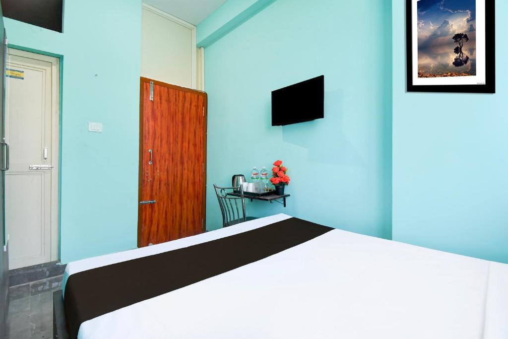TV a/nebo společenská místnost v ubytování Hotel O Bhubaneshwar Near ITER College
