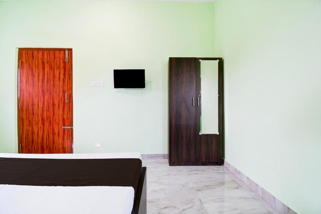 TV a/nebo společenská místnost v ubytování Hotel O Bhubaneshwar Near ITER College