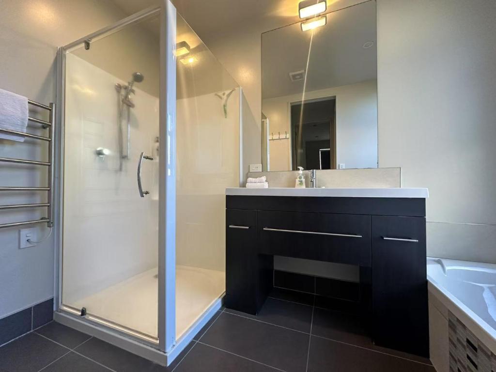 Mia's lovely home with lake view - Resim 3