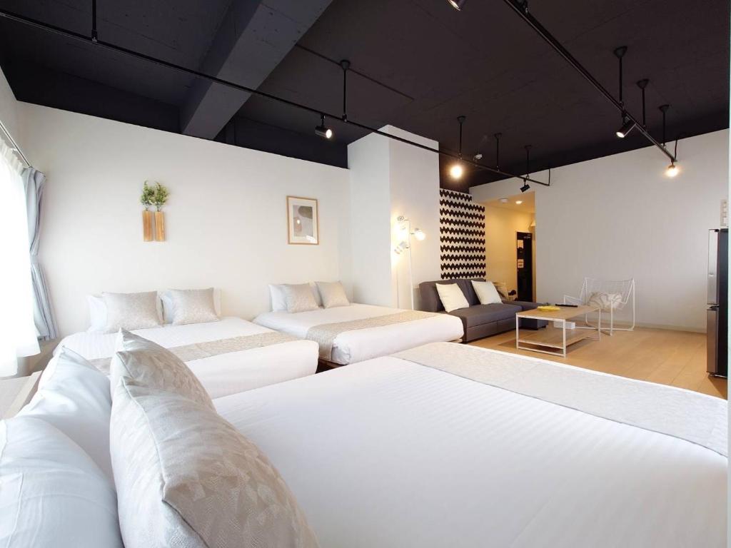Postel nebo postele na pokoji v ubytování Neighbor's Hotel 西広島駅前