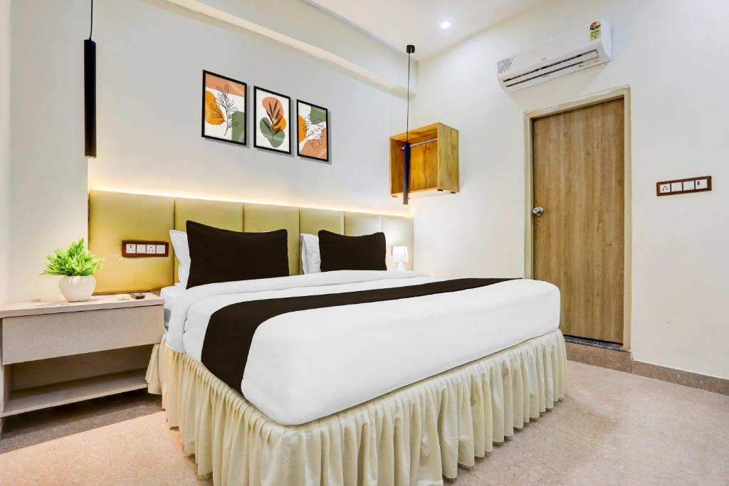 ein Schlafzimmer mit einem großen Bett in einem Zimmer in der Unterkunft Collection O George Town in Colonelganj