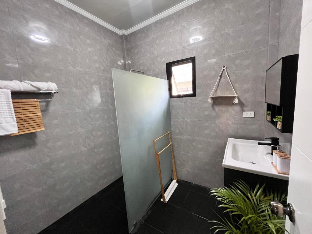 Koupelna v ubytování Sondela Lambug Room2 w pool mountain seaview