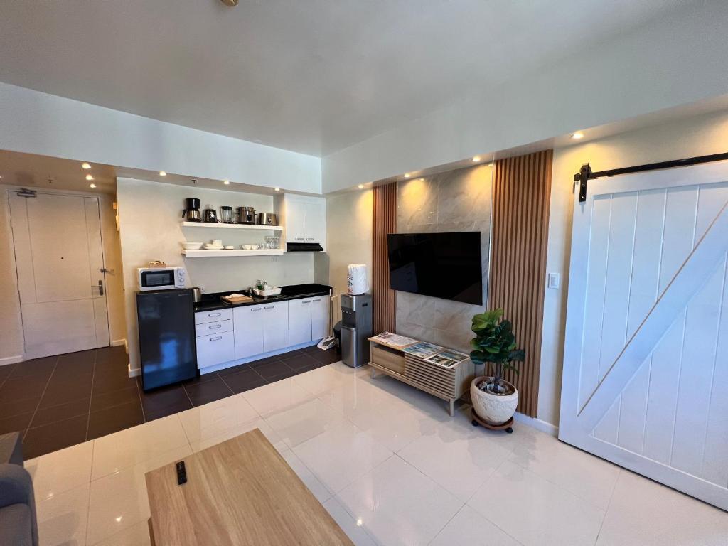 TV a/nebo společenská místnost v ubytování La Mirada Residences Sea-view Suites