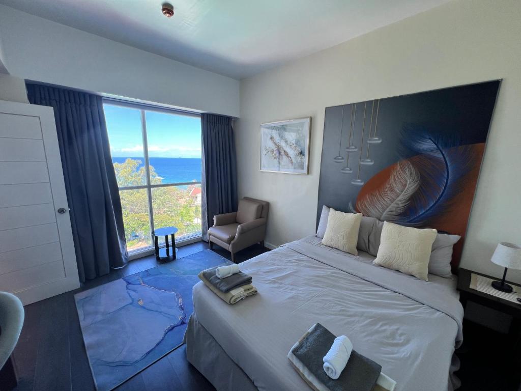 Postel nebo postele na pokoji v ubytování La Mirada Residences Sea-view Suites