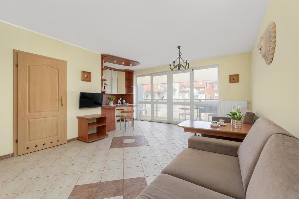 TV a/nebo společenská místnost v ubytování Jasny i Delikatny Apartament Sun Seasons 24 w Kołobrzegu by Noclegi Renters