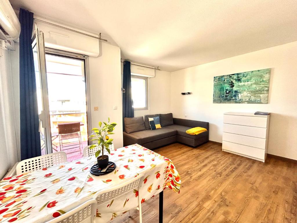 un salon avec une table et un canapé dans l'établissement Azur- 4 pers Hyper centre - Plage à 2 mn à pied - Terrasse, à Saint-Raphaël