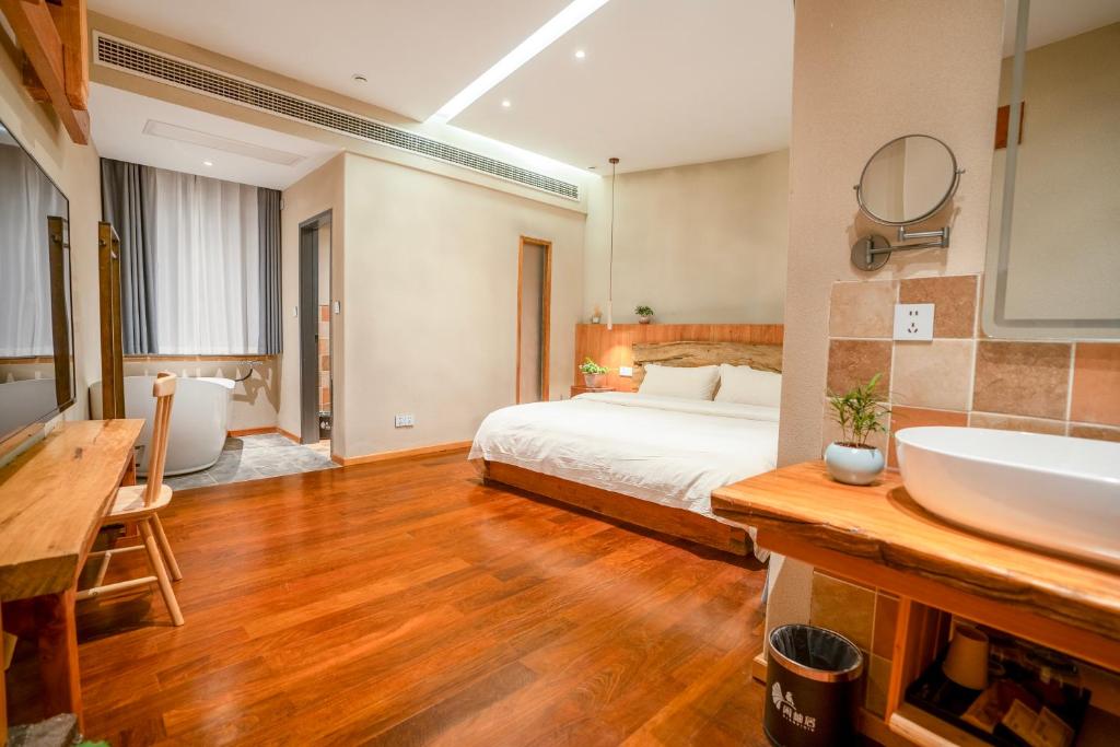 Postel nebo postele na pokoji v ubytování Xianxiuju Garden Courtyard B&B