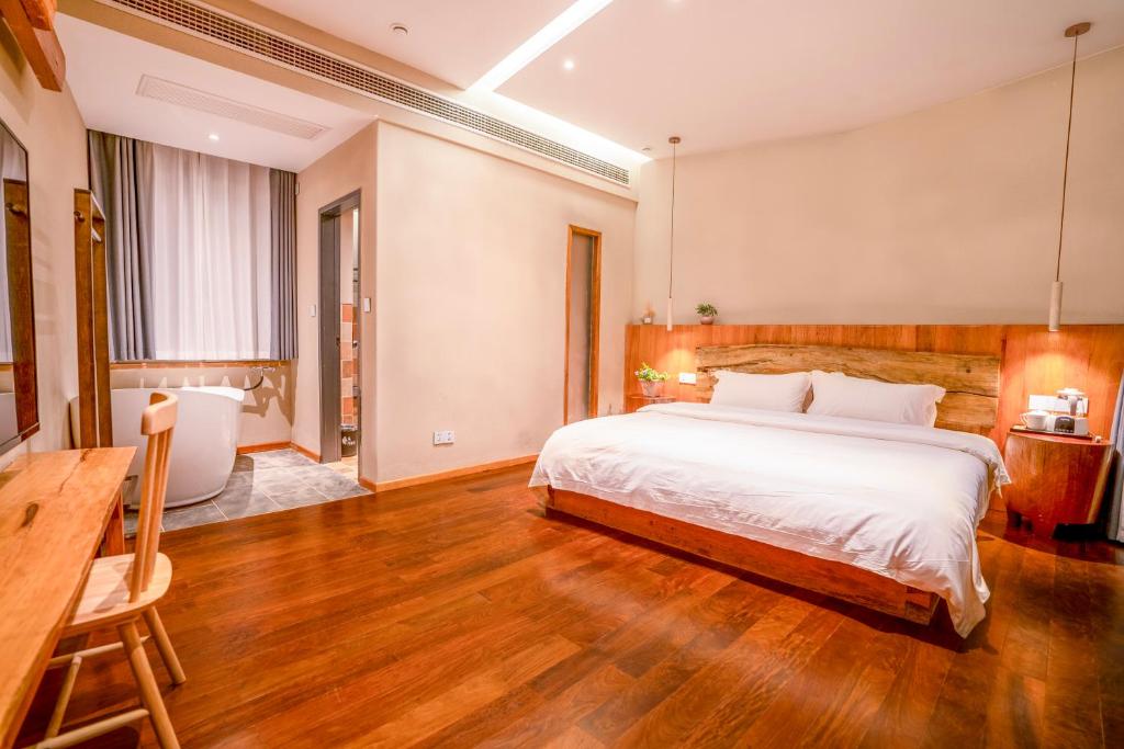 Postel nebo postele na pokoji v ubytování Xianxiuju Garden Courtyard B&B