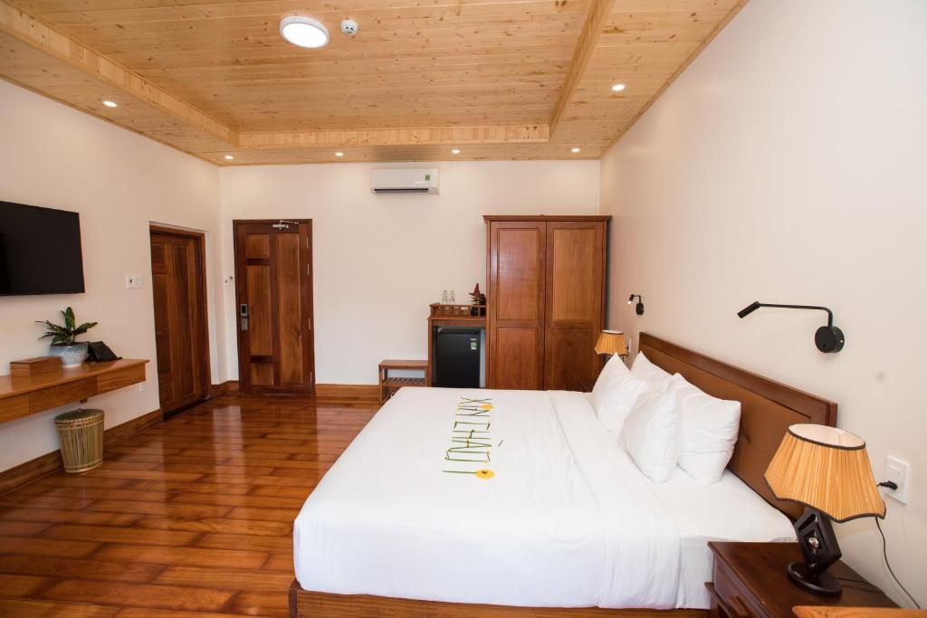 Postel nebo postele na pokoji v ubytování Phi Yen Eco Resort Can Tho