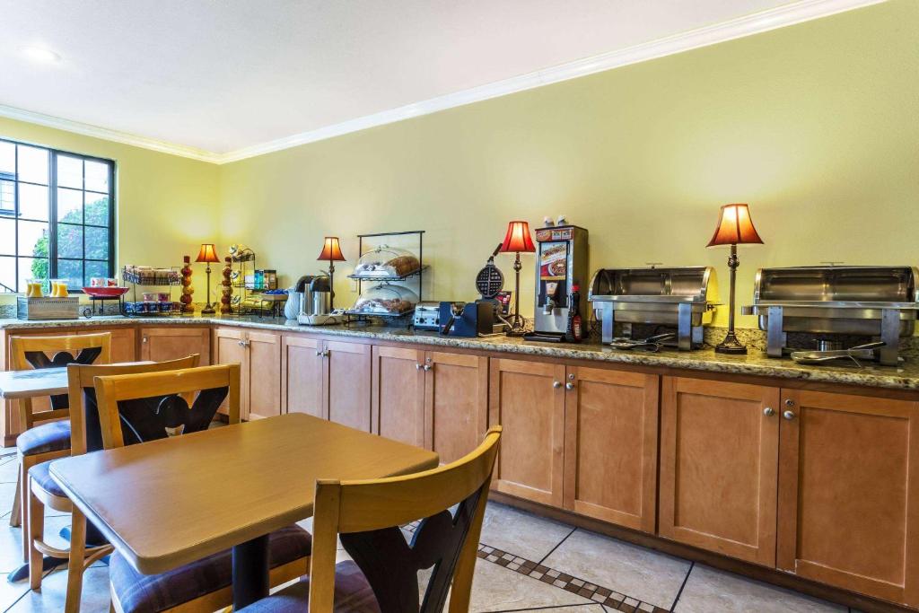 Ramada by Wyndham Mountain View photo