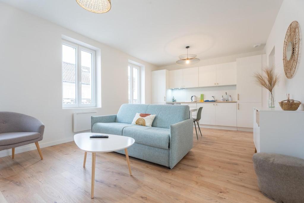 un salon avec un canapé bleu et une table dans l'établissement Very nice apartment for 6 people, free Macon Park, à Mulhouse