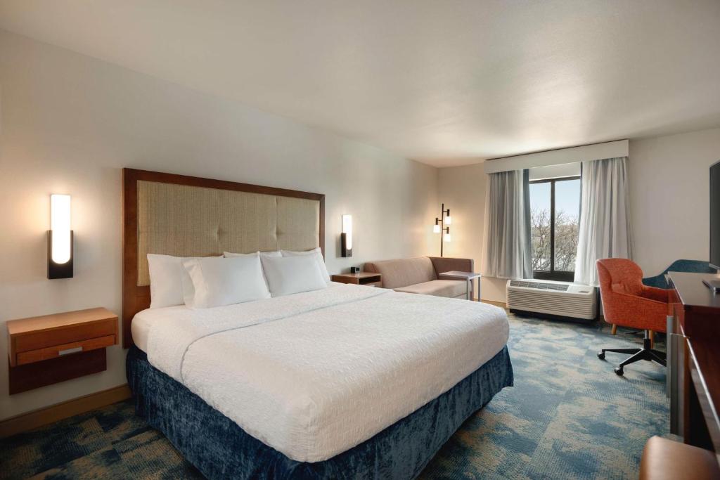 Hampton Inn & Suites San Marcos - King Study Room - Non-Smoking