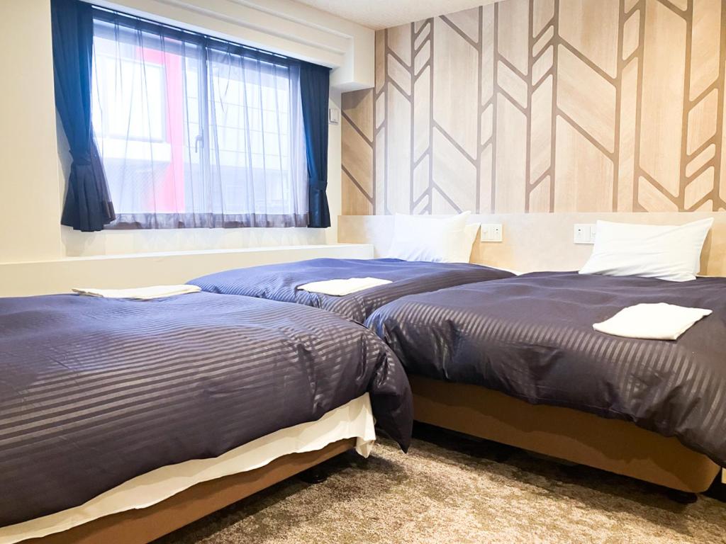 Postel nebo postele na pokoji v ubytování HOTEL LiVEMAX BUDGET Kobe