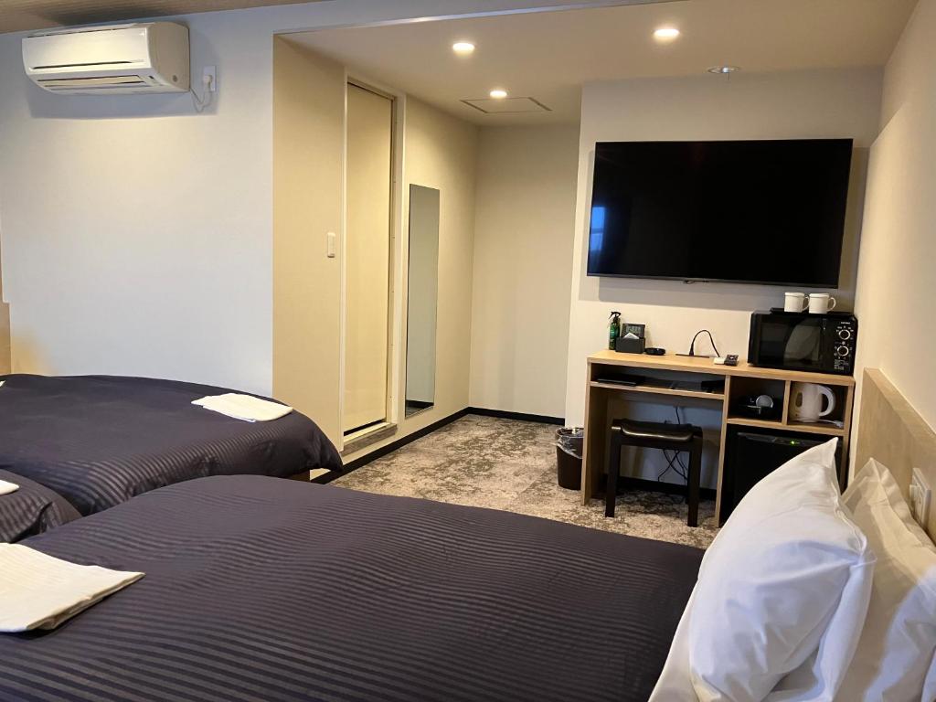 TV a/nebo společenská místnost v ubytování HOTEL LiVEMAX BUDGET Kobe