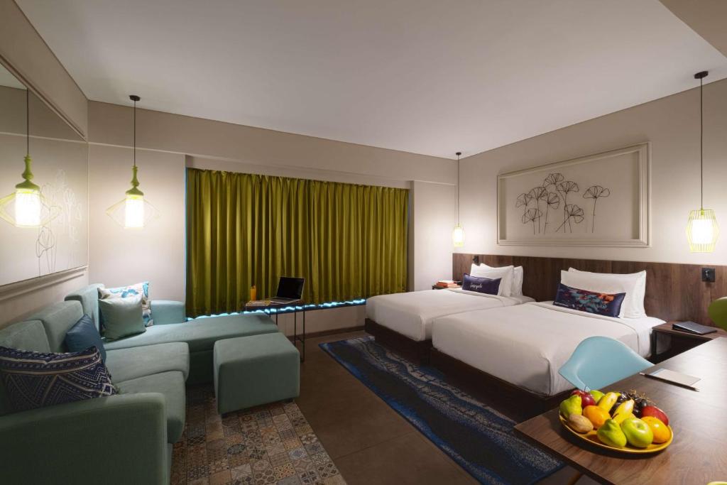 Postel nebo postele na pokoji v ubytování Hyatt Centric Candolim Goa