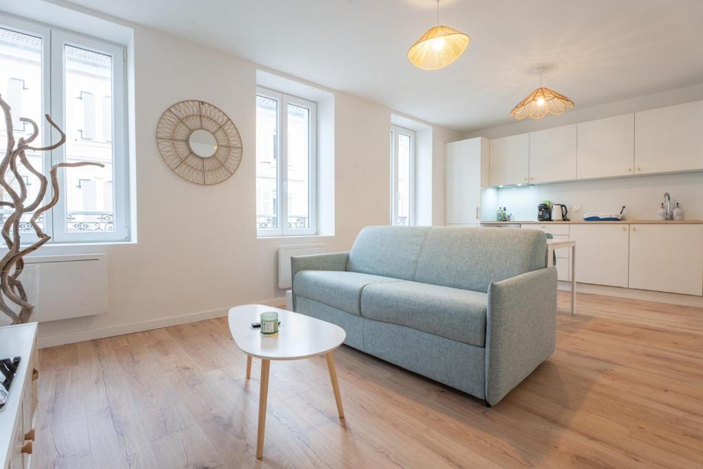 un salon avec un canapé et une table dans l'établissement Very nice apartment for 4 people, free parking at Macon Park, à Mulhouse