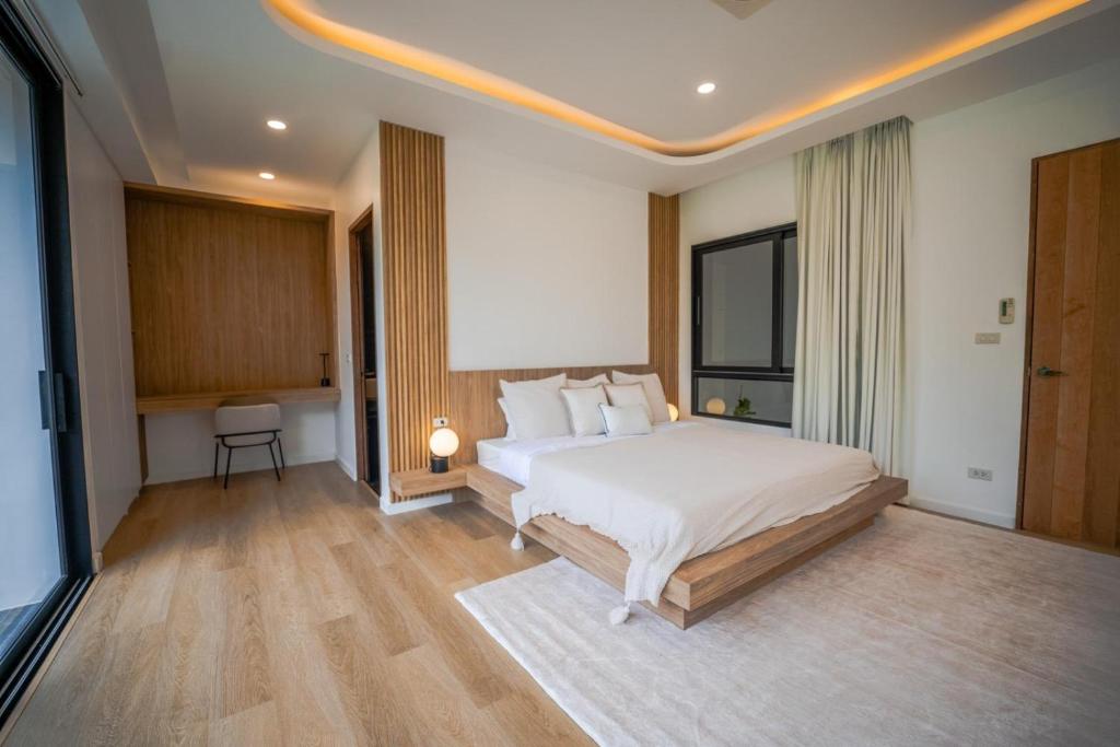 een slaapkamer met een groot wit bed in een kamer bij Brand new 3 bedrooms villa in Ko Samui