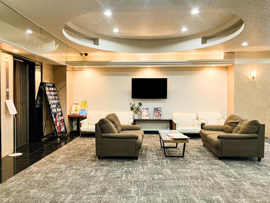 TV a/nebo společenská místnost v ubytování HOTEL LiVEMAX BUDGET Kobe