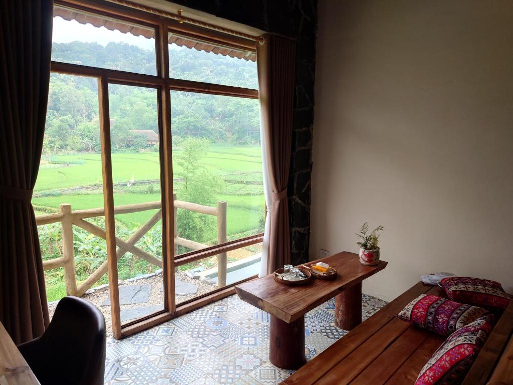 Khu vực ghế ngồi tại Ha Giang Ecolodge
