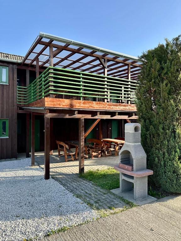 Budova, kde se aparthotel nachází