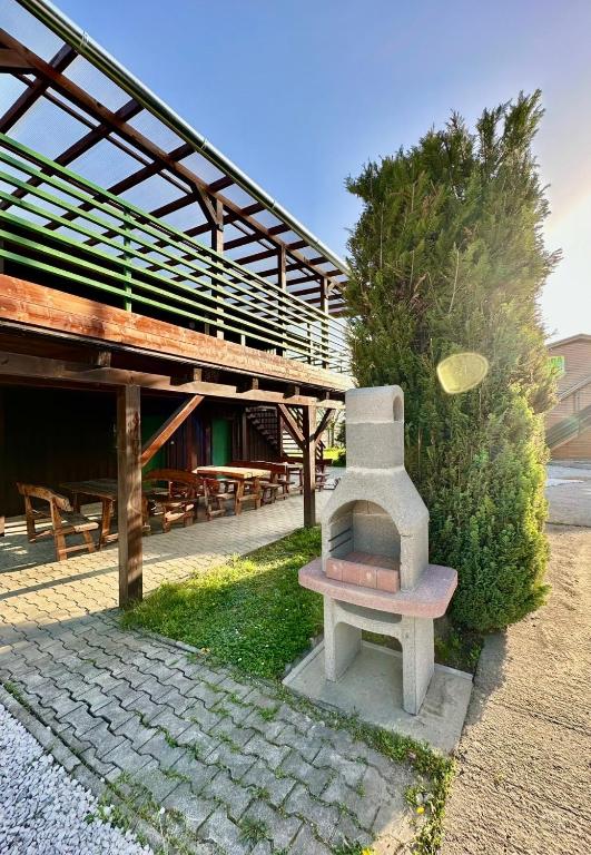 Budova, kde se aparthotel nachází