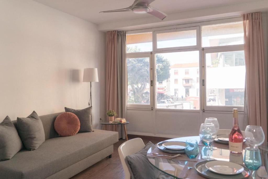 een woonkamer met een bank en een tafel bij Central Charco in Puerto de la Cruz