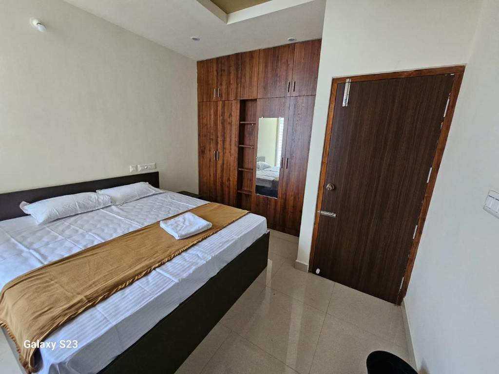 Postel nebo postele na pokoji v ubytování Deepa stay inn