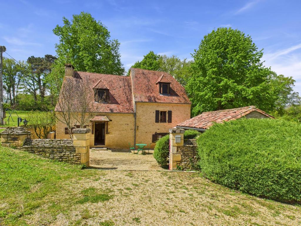 une ancienne maison dans un champ arboré dans l'établissement Maison de campagne pour 6 avec piscine et jardin, à Saint-Crépin-et-Carlucet