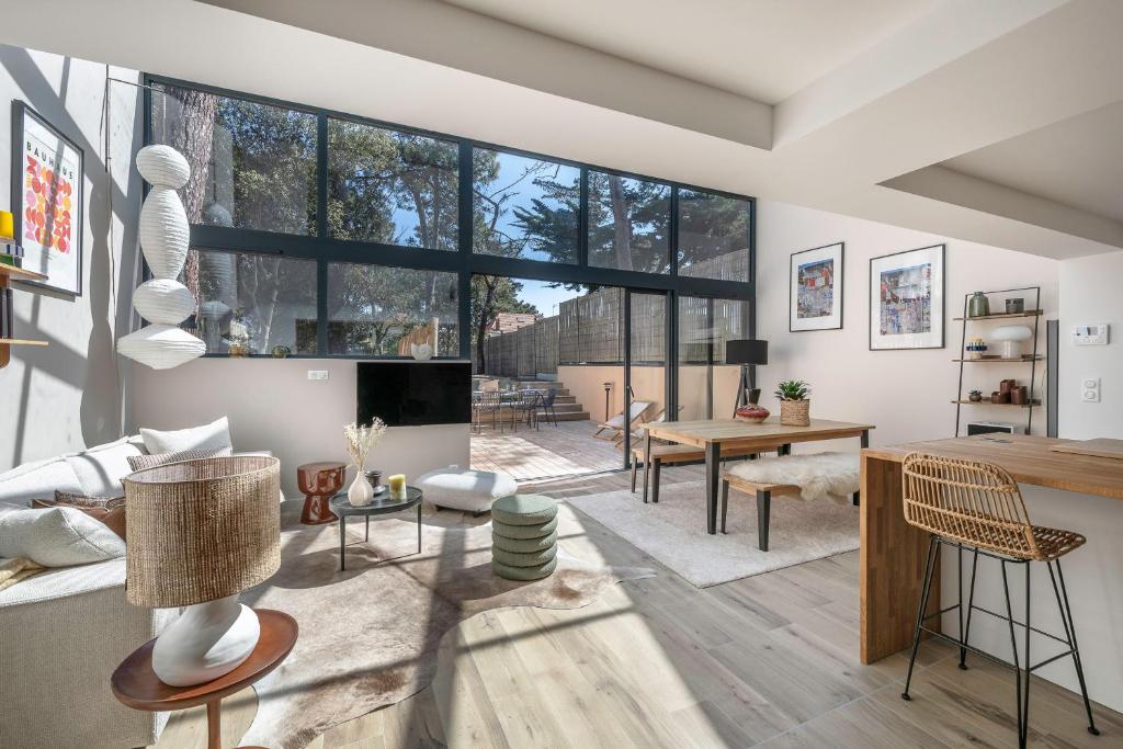 un salon avec une grande fenêtre et une table dans l'établissement Superbe maison pour 8 - 500m de la plage - Jardin, à Pornichet