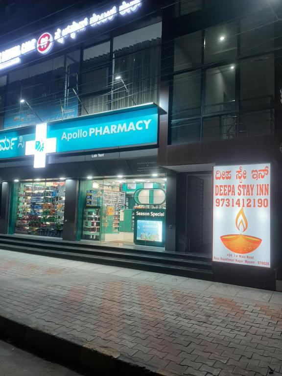 Supermarket nebo jiné obchody v  hotelu nebo okolí