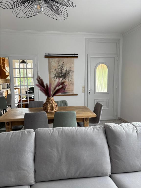 un salon avec un canapé et une table dans l'établissement Les rosiers, à Péré