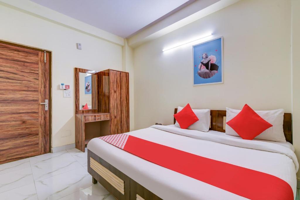 Postel nebo postele na pokoji v ubytování Hotel O 74192 Vishwakarma Palace