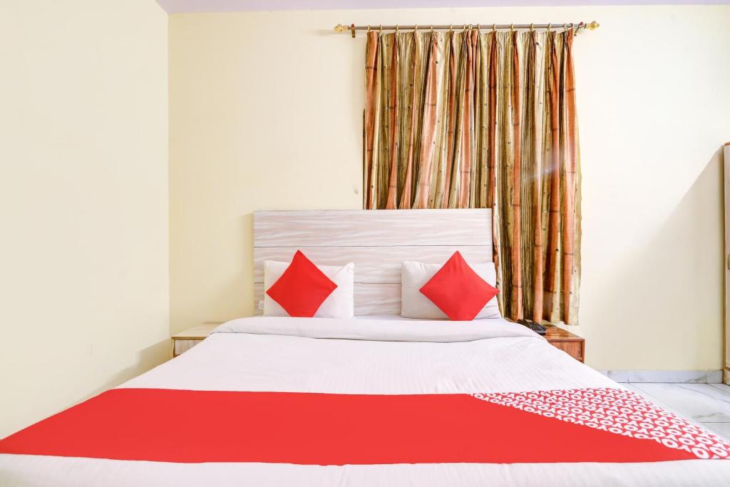 Postel nebo postele na pokoji v ubytování Hotel O 74192 Vishwakarma Palace