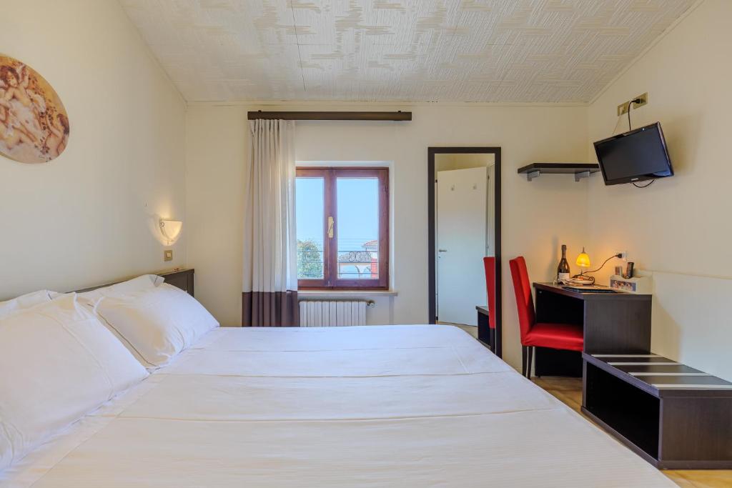 Postel nebo postele na pokoji v ubytování Hotel Alla Torre
