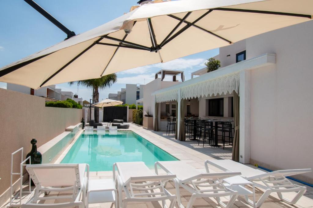 Bazén v ubytování Kalinifta Rooms Luxury Style nebo v jeho okolí
