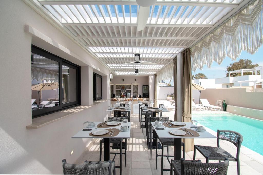 Bazén v ubytování Kalinifta Rooms Luxury Style nebo v jeho okolí
