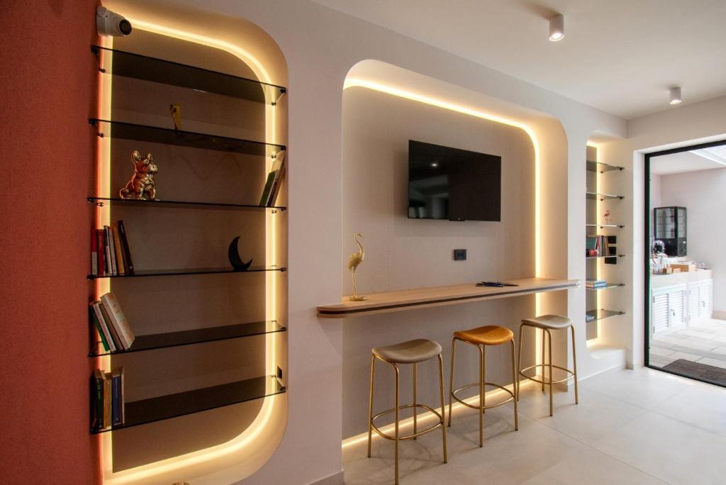 TV a/nebo společenská místnost v ubytování Kalinifta Rooms Luxury Style
