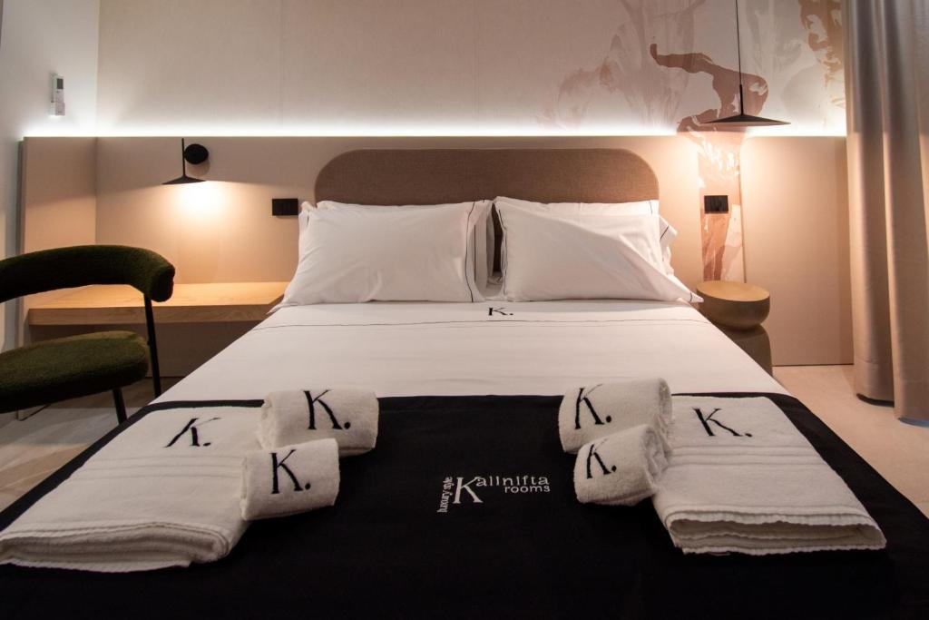 Postel nebo postele na pokoji v ubytování Kalinifta Rooms Luxury Style