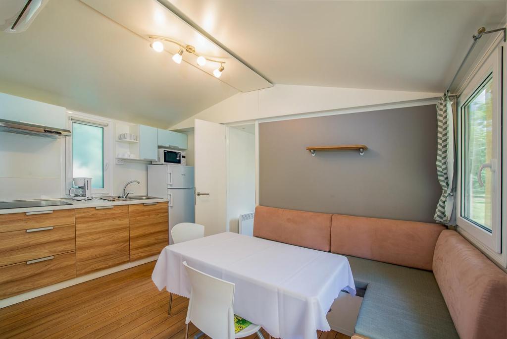 Kuchnia lub aneks kuchenny w obiekcie Hungarospa Thermal Camping Mobilház