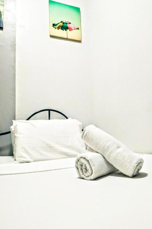 Postel nebo postele na pokoji v ubytování Hometel Barrio House Mactan
