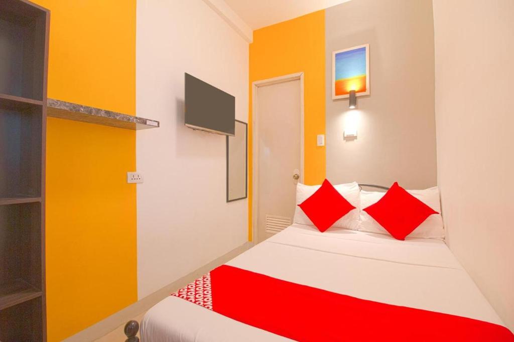 Postel nebo postele na pokoji v ubytování Hometel Barrio House Mactan
