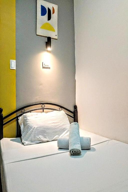 Postel nebo postele na pokoji v ubytování Hometel Barrio House Mactan