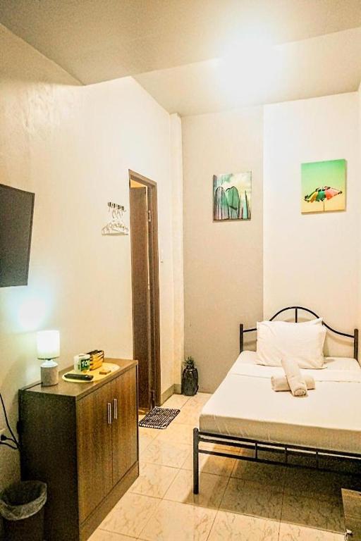 Postel nebo postele na pokoji v ubytování Hometel Barrio House Mactan